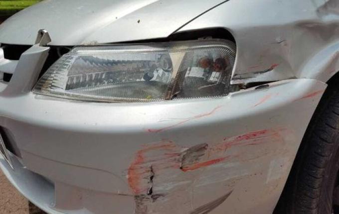 Mulher fica ferida em colisão entre carro e moto em São José do Cedro