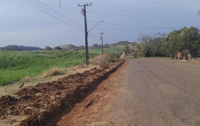 São José do Cedro realiza ação de limpeza e manutenção de sarjetas entre Padre Réus e Mariflor