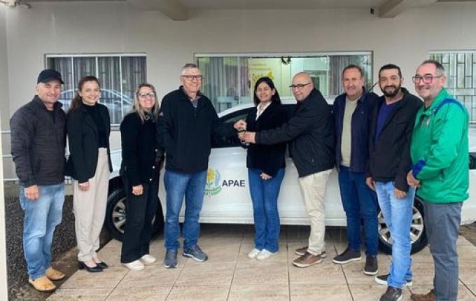 APAE de Guarujá do Sul recebe veículo e investimento em energia solar