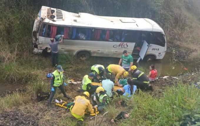 Acidente entre ônibus e caminhão deixa 17 vítimas na BR-282 em Nova Erechim