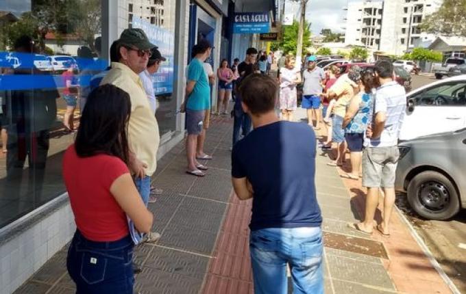 Retomada do atendimento de bancos e lotérica causa formação de filas