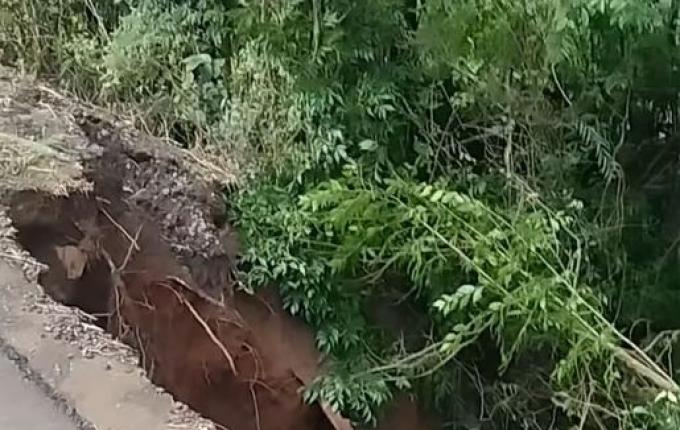 Erosão interdita trecho de terceira faixa na BR 282, em Cunha Porã