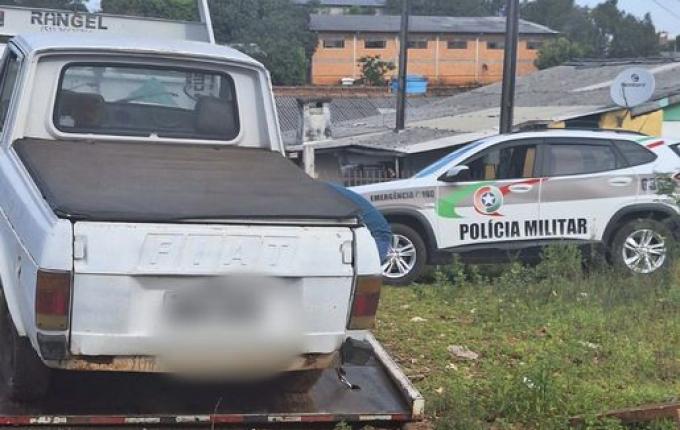 Veículo abandonado é removido pela PM em Dionísio Cerqueira
