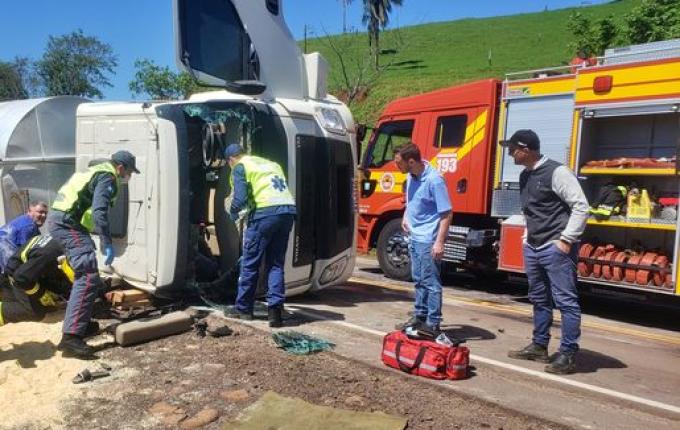 Homem fica ferido em tombamento de caminhão na SC-386