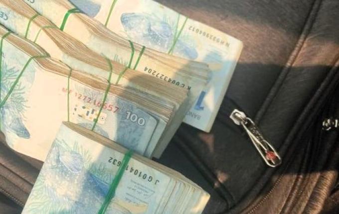 PRF flagra trio com quase R$ 300 mil em dinheiro na BR-282 em Maravilha