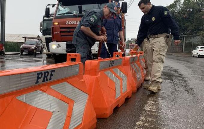 Para reduzir número de acidentes na Avenida Willy Barth, PRF fecha retorno; Assista