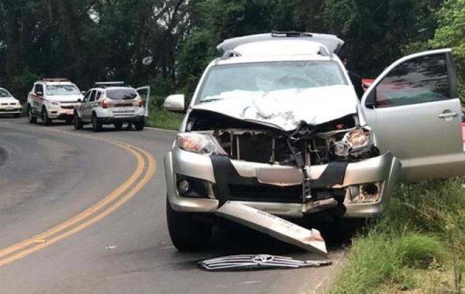 Motociclista morre após bater de frente com caminhonete