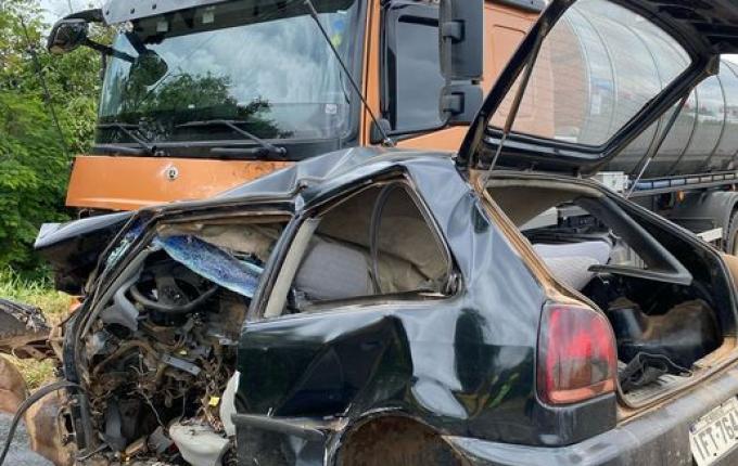 Homem morre em colisão entre carro e caminhão na BR-282, em Descanso