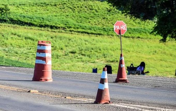 BR-163 no Extremo-Oeste tem quatro operações no sistema 'Pare e Siga'