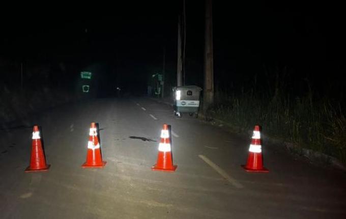 Veículo colide contra poste e deixa bairro sem energia em São Miguel do Oeste
