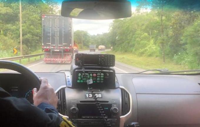 Polícia escolta carga com 15 milhões de luvas cirúrgicas que serão usadas em SC