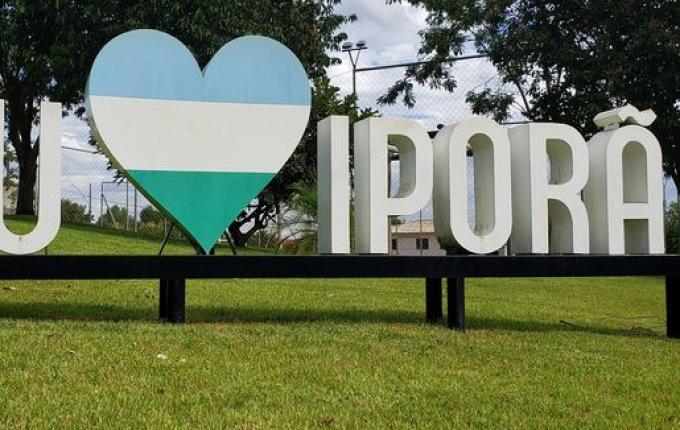 Iporã do Oeste instala ornamentação de Páscoa em pontos da cidade