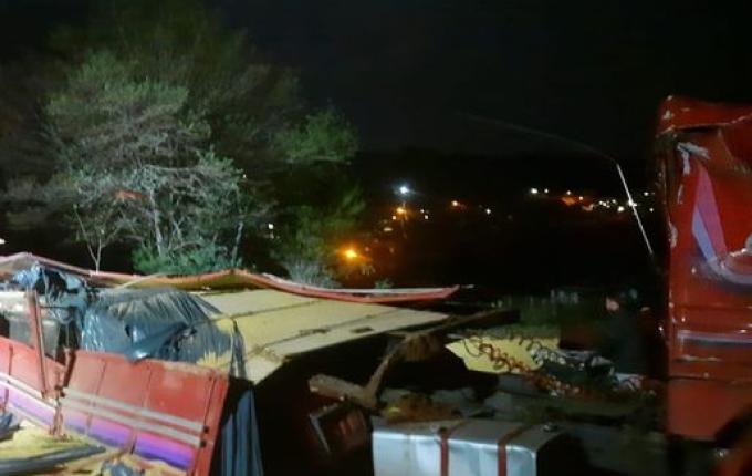 Caminhão sai da pista e motorista fica ferido na SC-161, em Romelândia