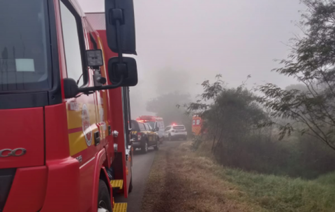 Carreta tomba às margens da BR-282 em Flor do Sertão