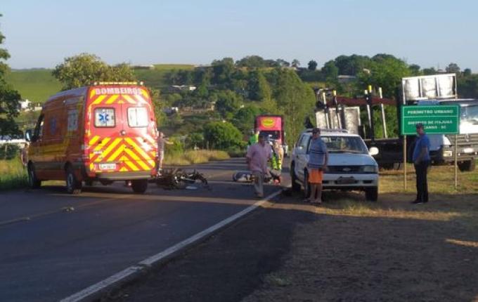 Colisão entre carro e moto deixa duas pessoas gravemente feridas na SC-163