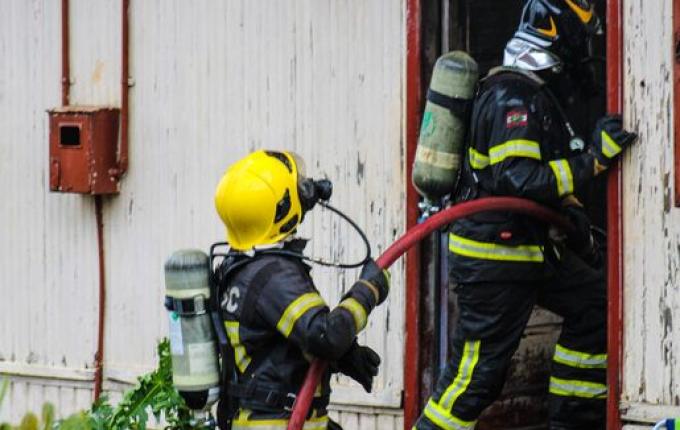 Casa é atingida por incêndio em São Miguel do Oeste; fotos
