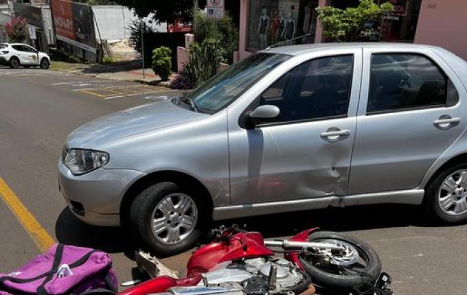 Colisão entre carro e moto deixa um ferido no centro de SMOeste