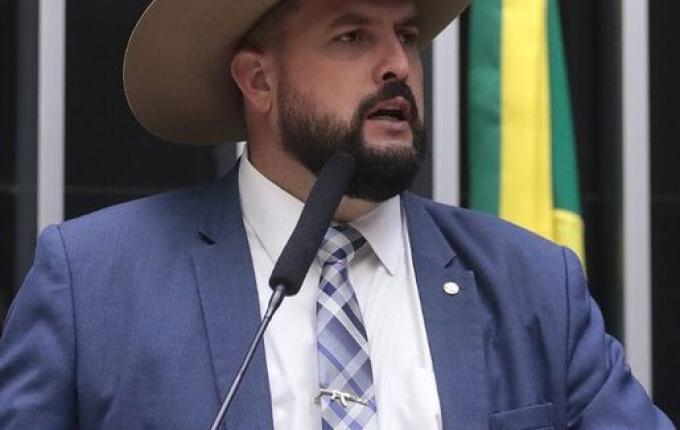 Conselho de Ética avalia ação que suspende mandato de Zé Trovão por motim na Câmara