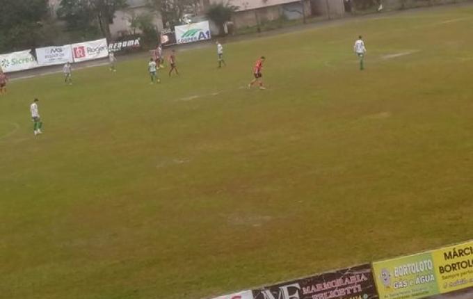 Nos acréscimos, Ouro Verde vence ida das semifinais do Estadual