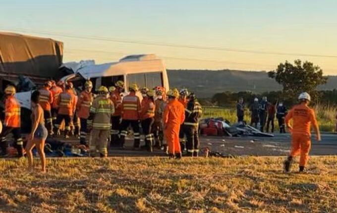 Acidente entre caminhão e van deixa 5 mortos e 11 feridos no DF