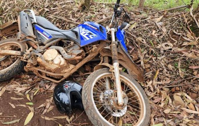 Motociclista fica ferido em colisão com reboque no interior de Itapiranga