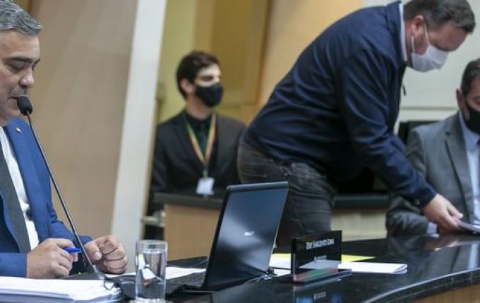 Deputados aprovam relatório com novo pedido de impeachment contra Moisés