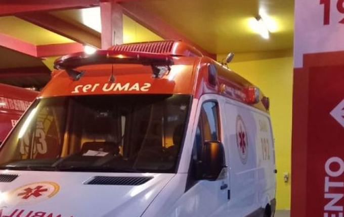 Jovem fica ferido em colisão entre carro e moto em Itapiranga