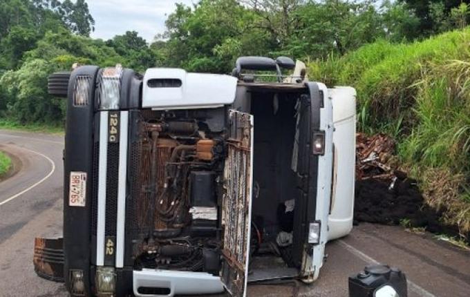Tombamento de carreta na SC-161 deixa trânsito lento em Romelândia