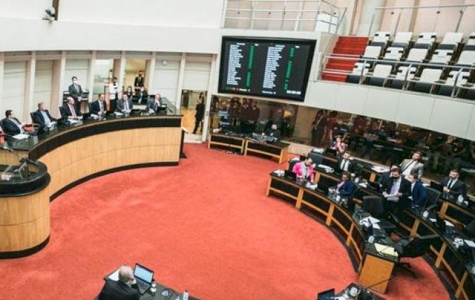 Alesc nega que deputados tentaram aprovar aposentadoria em benefício próprio; veja resposta