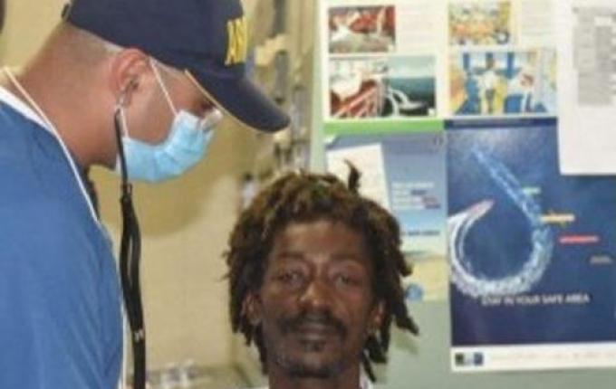 Homem é resgatado após ficar 24 dias à deriva se alimentando de ketchup