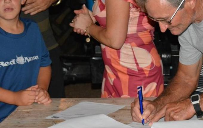 Governo municipal de Campo Erê entrega trator para patrulha agrícola