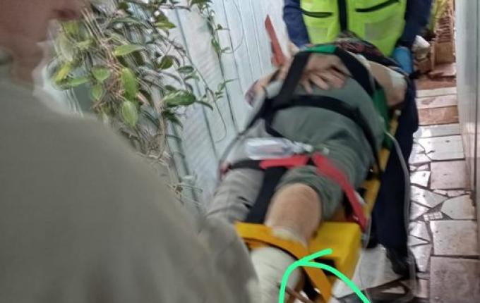 Idosa cai e tem perna perfurada por vergalhão