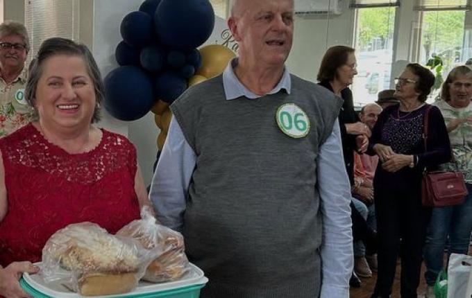 São José do Cedro coroa novo casal rei e rainha da terceira idade em festa