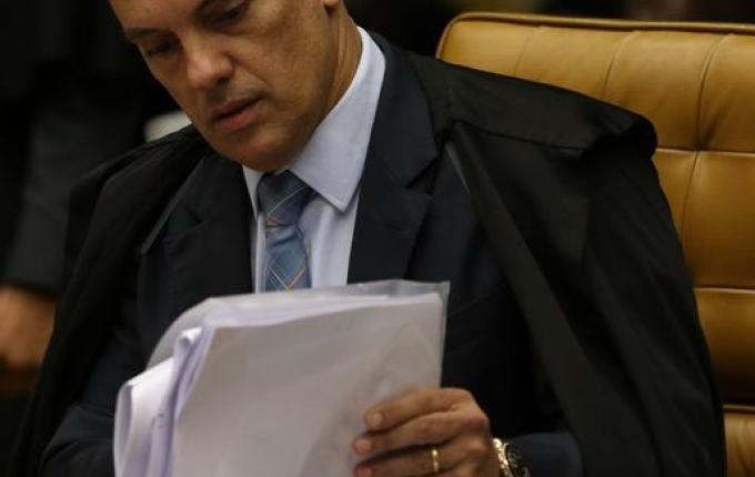 Alexandre de Moraes determina depoimento presencial de Bolsonaro