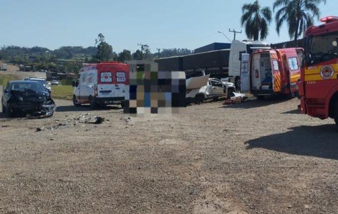 Colisão entre dois carros na BR-282 em Maravilha deixa jovem ferido