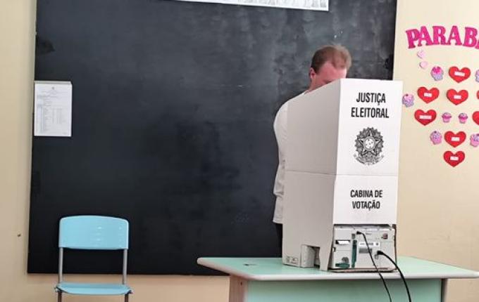 Candidato ao administrativo de São José do Cedro vota no começo da manhã