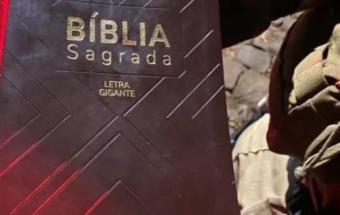 Homem usa bíblia para agredir esposa e faz ameaças com facão