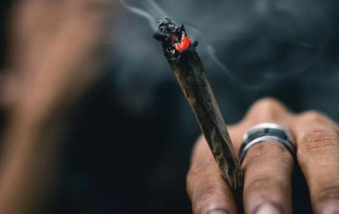 SC tem novo decreto que multa em mais de R$ 1 mil quem for flagrado usando drogas em público