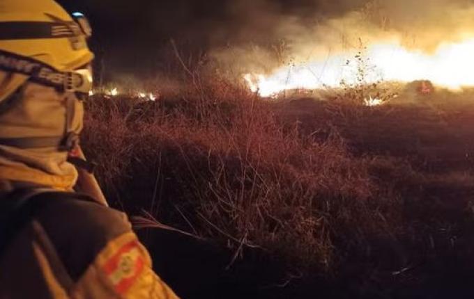 Bombeiros de SC atuam por 10 horas em campo durante 1º dia de ajuda no combate a incêndios no MS