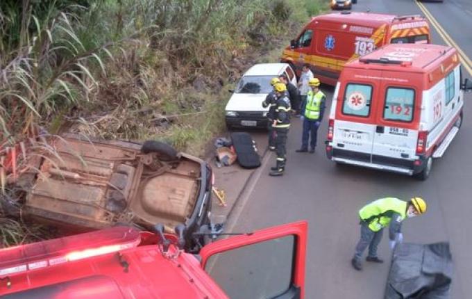 Idoso fica ferido em capotamento de veículo na BR-282