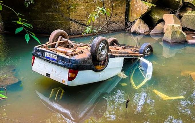 Homem é resgatado com vida após carro ficar submerso por mais de 10h em SMO
