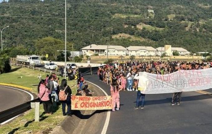 Indígenas ocupam rodovia durante manifestação no Oeste