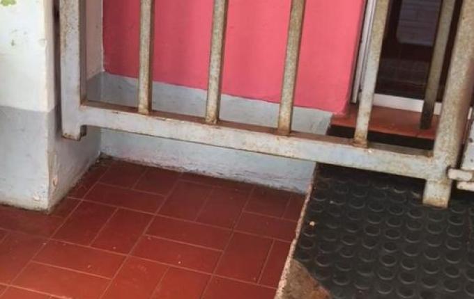 VÍDEO: Criança que fugiu de creche passou embaixo do portão