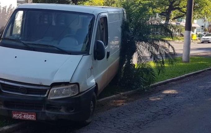 Motorista evita acidente com van sem freio no centro