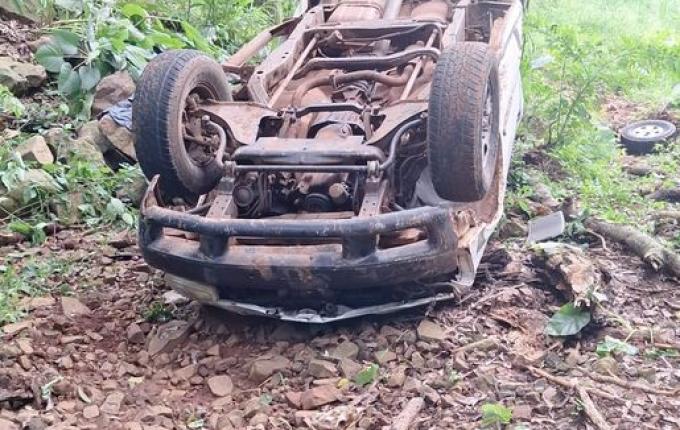 Motorista fica gravemente ferido após capotamento em ribanceira em São José do Cedro