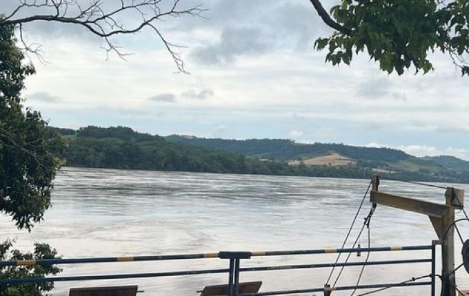Cheia do Rio Uruguai interrompe travessia da barca, em Mondaí