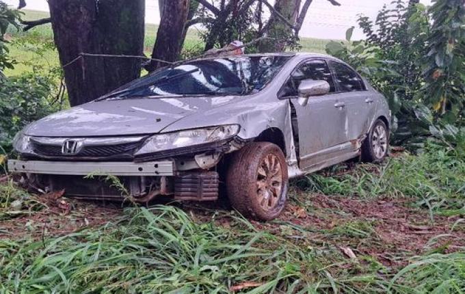 Casal sai ileso de saída de pista na SC-163 em São João do Oeste