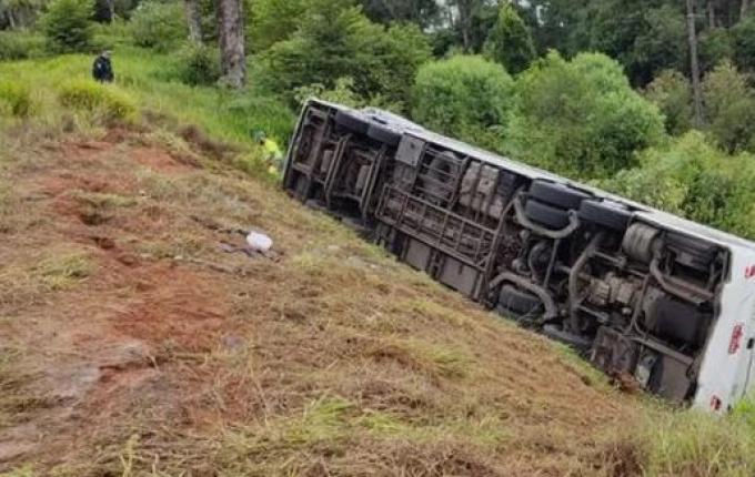 Criança de 3 anos está entre as 7 vítimas de acidente com ônibus na BR-277