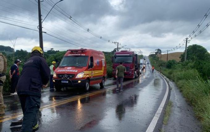 Colisão frontal deixa uma pessoa ferida na SC 163; VÍDEO