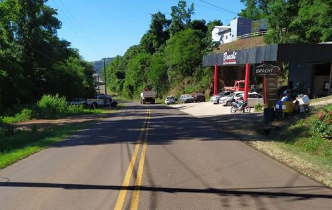 Colisão traseira deixa motociclista ferido